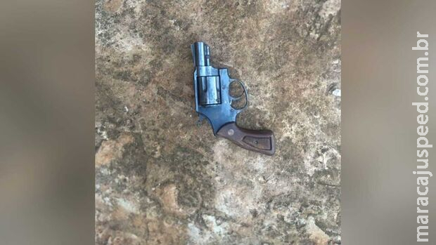 Dupla é presa com arma de fogo após Força Tática flagrá-los fumando maconha Dupla é presa com arma de fogo após Força Tática flagrá-los fumando maconha