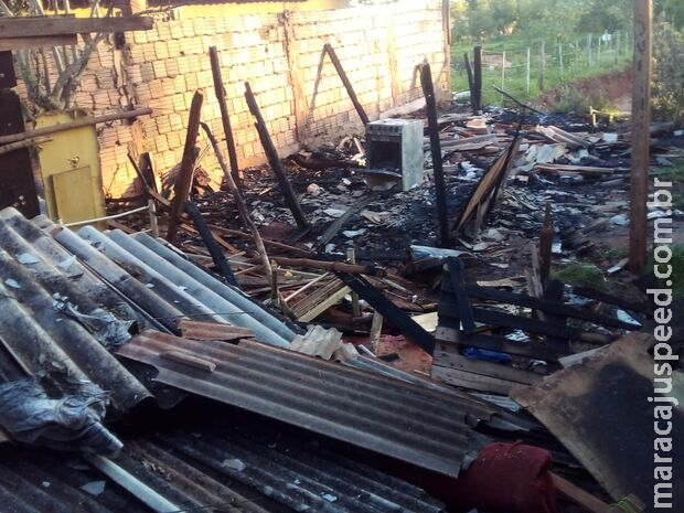 Durante briga, casal ateia fogo em barraco no Jardim Noroeste Durante briga, casal ateia fogo em barraco no Jardim Noroeste