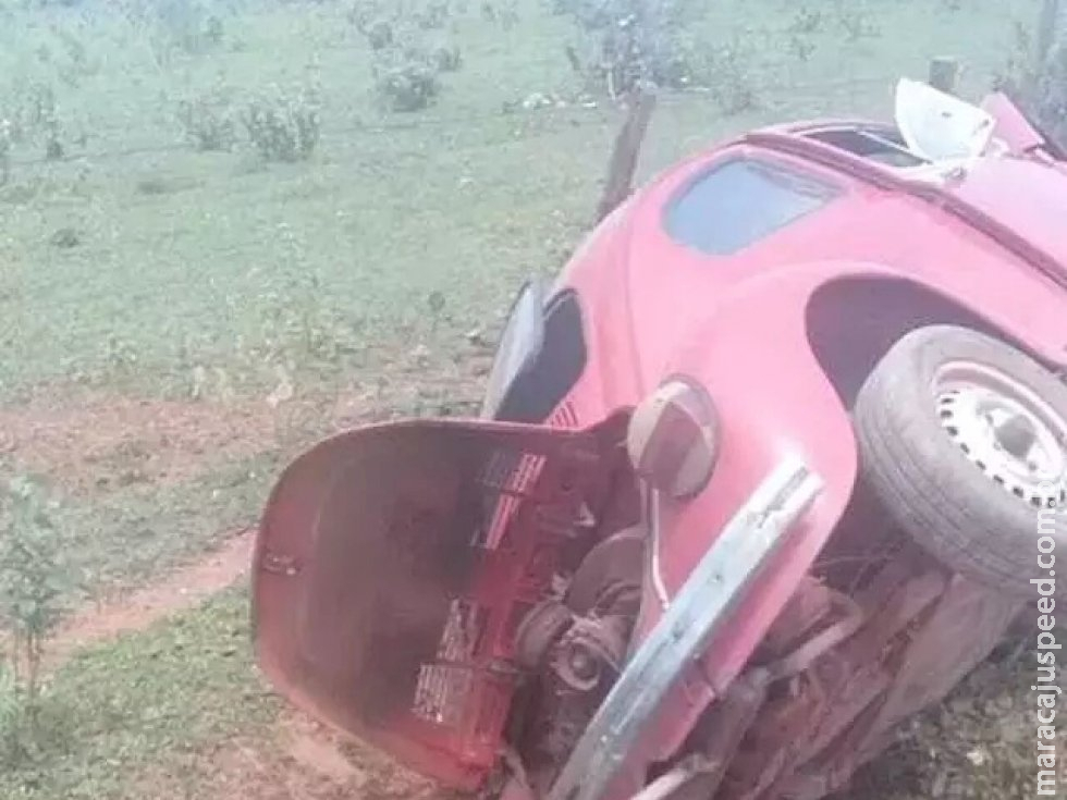 Durante capotagem, motorista é arremessado e morre esmagado por Fusca em MS Durante capotagem, motorista é arremessado e morre esmagado por Fusca em MS