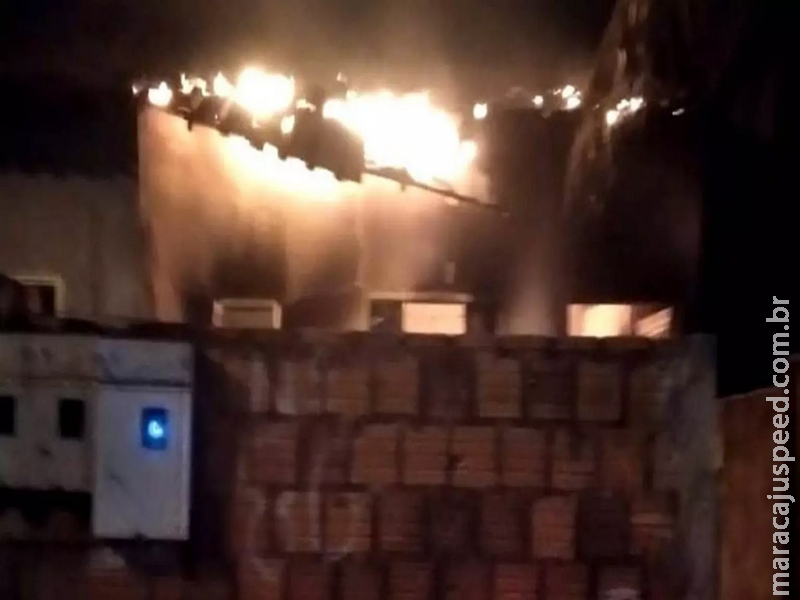 ‘É você, é você’: rapaz invade quitinete, espanca morador e ateia fogo em casa de jovem ‘É você, é você’: rapaz invade quitinete, espanca morador e ateia fogo em casa de jovem
