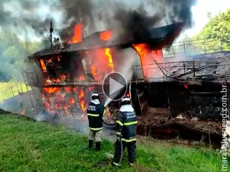 Embarcação em manutenção pega fogo e fica destruída Embarcação em manutenção pega fogo e fica destruída