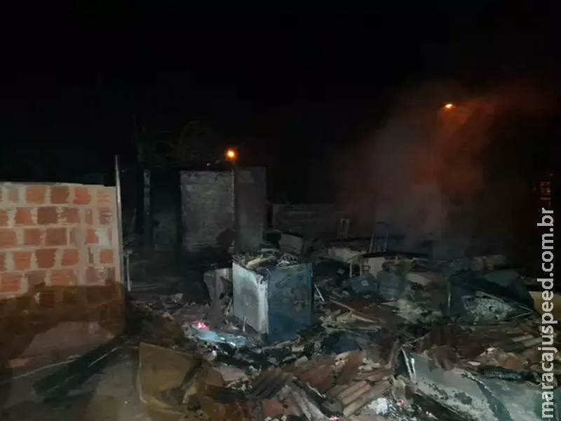 Fogo destrói casa de madeira em distrito Fogo destrói casa de madeira em distrito