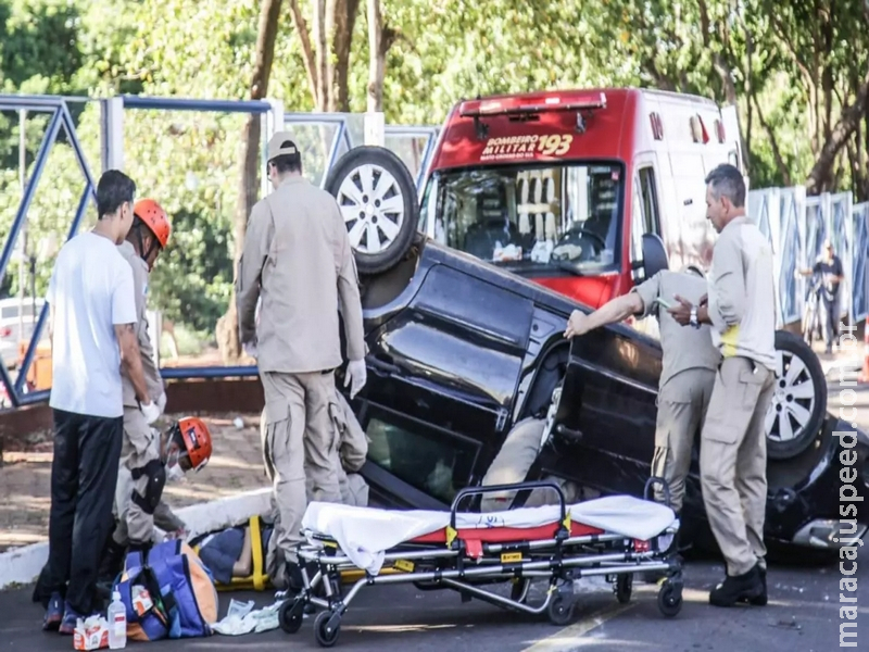 Funcionária do HU capota carro em frente a hospital em Campo Grande Funcionária do HU capota carro em frente a hospital em Campo Grande