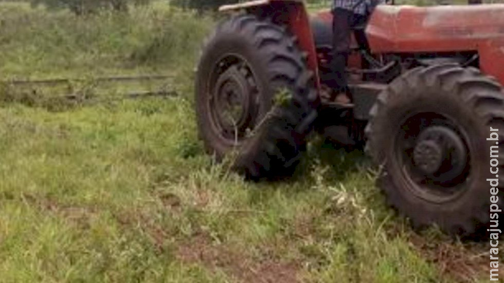 Funcionário de fazenda morre esmagado por trator após veículo capotar em MS