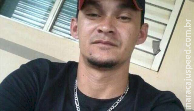 Homem é assassinado a tiro na sala de casa e família suspeita de vingança Homem é assassinado a tiro na sala de casa e família suspeita de vingança