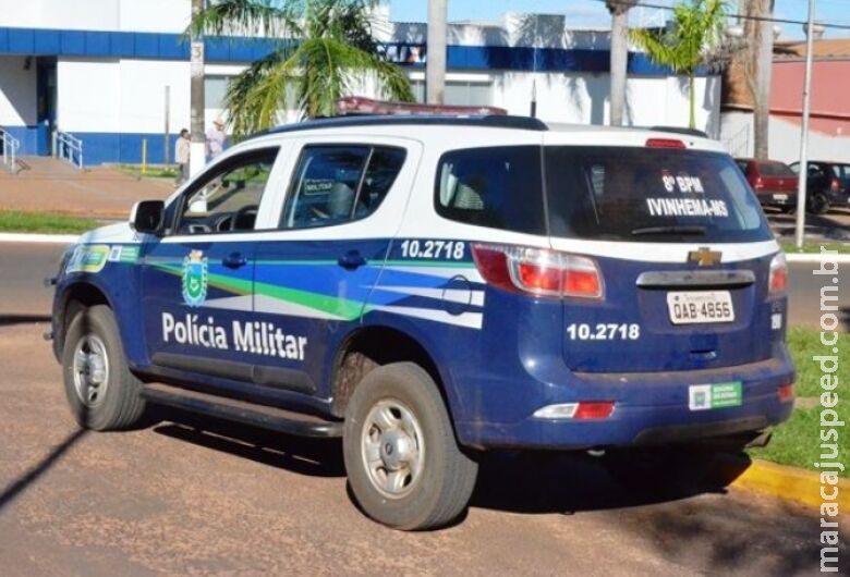 Homem é flagrado em cima do telhado ao tentar furtar estabelecimento comercial Homem é flagrado em cima do telhado ao tentar furtar estabelecimento comercial