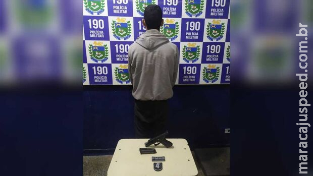 Homem e preso após furtar e ameaçar polícia com uma arma