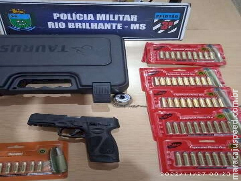 Homem tranca família em casa, faz disparos e vai preso com armas e munições
