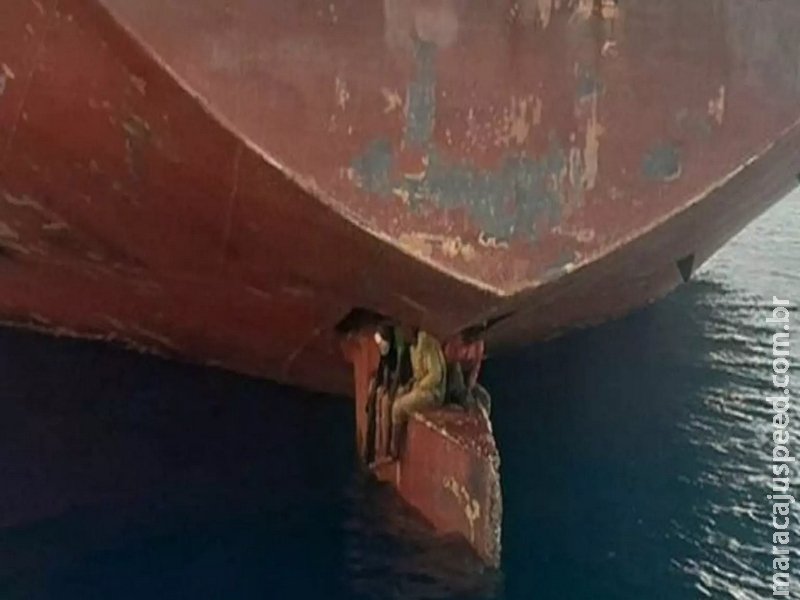 Imigrantes nigerianos sobrevivem a viagem de 11 dias sentados em leme de navio Imigrantes nigerianos sobrevivem a viagem de 11 dias sentados em leme de navio