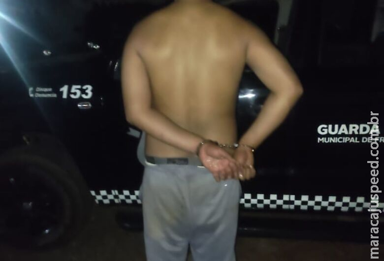 Jovem agride passageiro em rodoviária, ameaça policiais e vai preso Jovem agride passageiro em rodoviária, ameaça policiais e vai preso