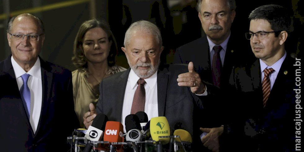 Lula diz que só definirá nomes para ministério após viagem ao Egito Lula diz que só definirá nomes para ministério após viagem ao Egito