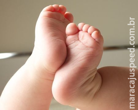 Mãe amamenta recém-nascida e ao acordar encontra bebê morto em cima de cama Mãe amamenta recém-nascida e ao acordar encontra bebê morto em cima de cama