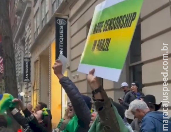 Manifestantes brasileiros protestam em Nova York contra ministros do STF Manifestantes brasileiros protestam em Nova York contra ministros do STF