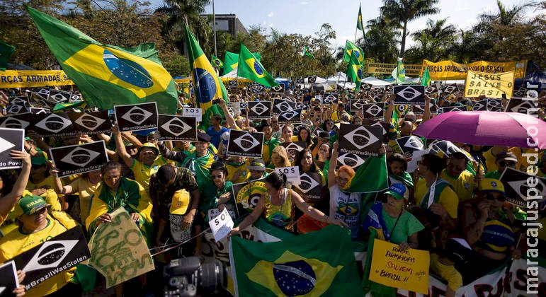 Manifestantes protestam pelo país contra eleição de Lula Manifestantes protestam pelo país contra eleição de Lula