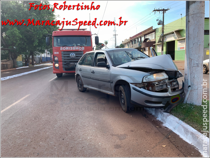 Maracaju: Condutor aparentemente embriagado colide com poste de iluminação na Av. Marechal Deodoro