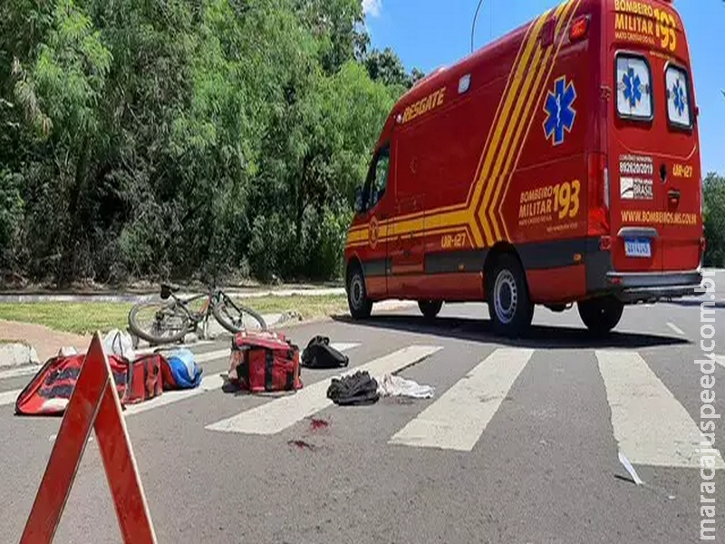 Motociclista perde controle, bate em meio-fio e é socorrido inconsciente