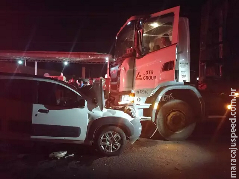 Motorista de Uno perde controle da direção e bate de frente com carreta Motorista de Uno perde controle da direção e bate de frente com carreta