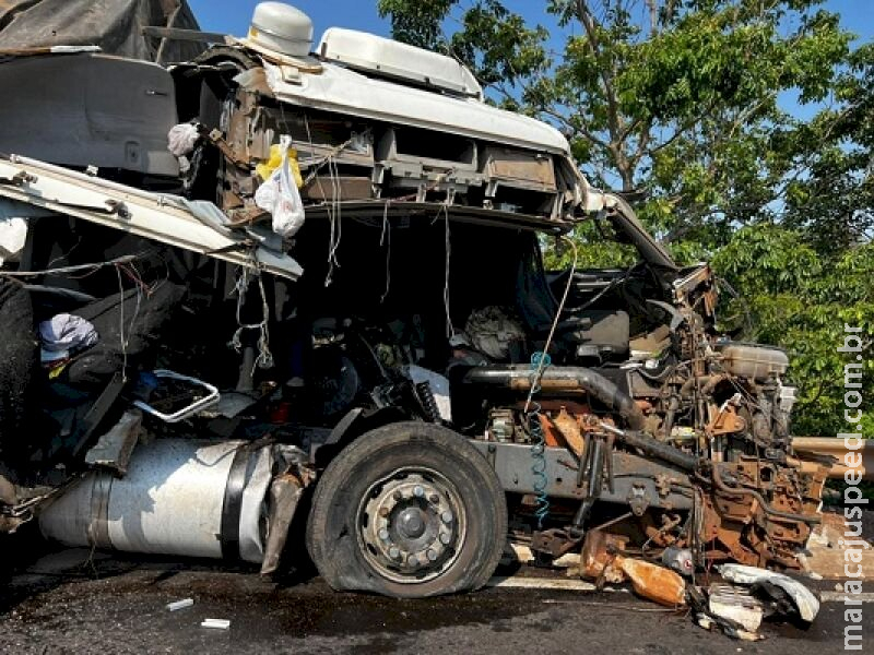 Motorista é ejetado de caminhão em acidente com três veículos na BR-163 em MS Motorista é ejetado de caminhão em acidente com três veículos na BR-163 em MS