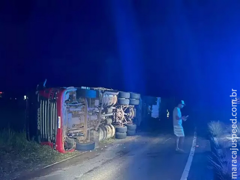 Motorista perde controle, carreta tomba e carga fica na pista