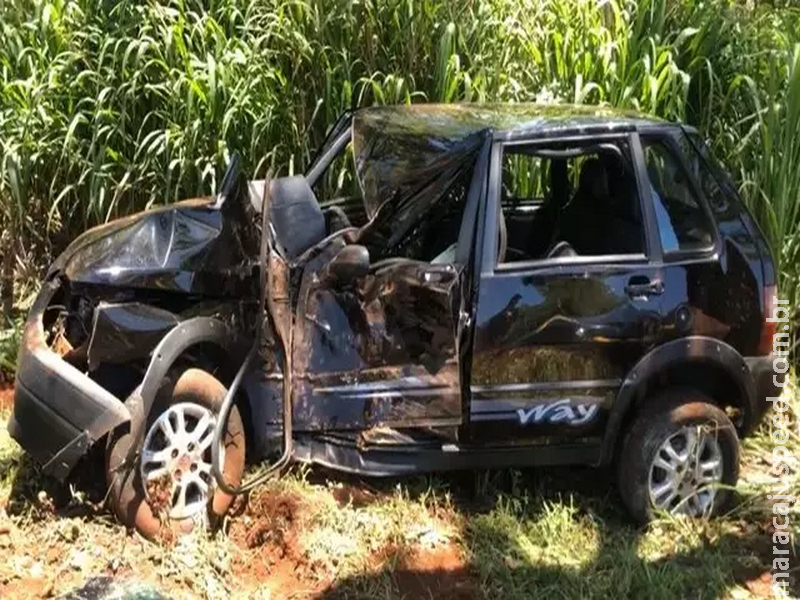 Motorista perde controle da direção, sai da pista e bate em árvore Motorista perde controle da direção, sai da pista e bate em árvore