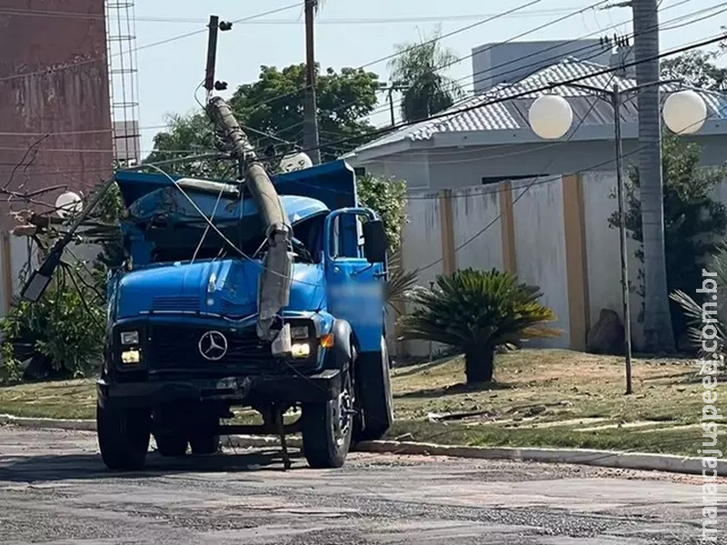 Motorista pula e caminhão arranca poste de energia elétrica