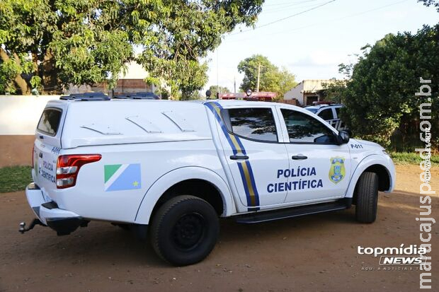 Mulher é assassinada a facadas pelo namorado enquanto bebia com amigos em distrito de Campo Grande Mulher é assassinada a facadas pelo namorado enquanto bebia com amigos em distrito de Campo Grande