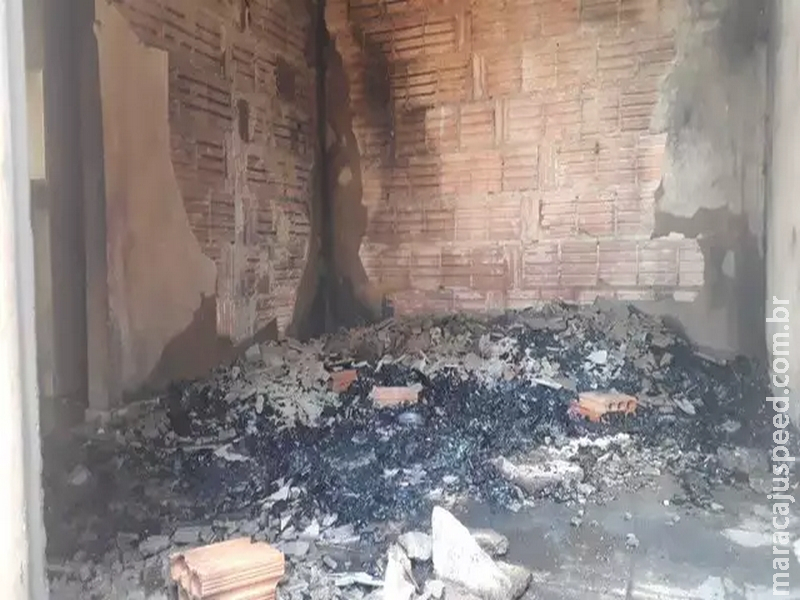 Mulher se recusa a desocupar imóvel e coloca fogo em casa cedida pela ex-cunhada Mulher se recusa a desocupar imóvel e coloca fogo em casa cedida pela ex-cunhada