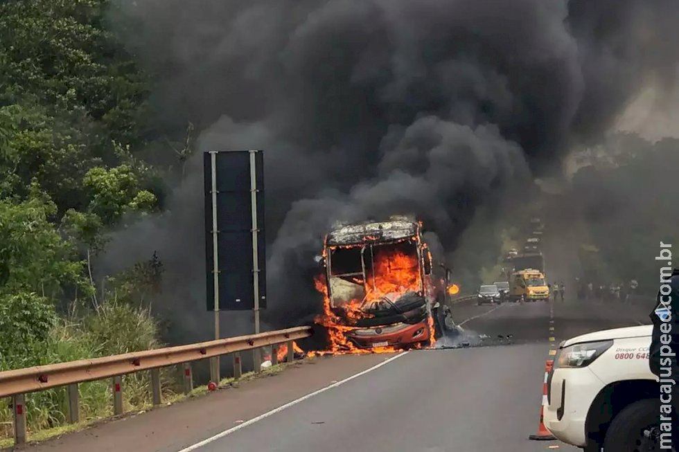 Ônibus que seguia para a Capital com 17 passageiros pega fogo na BR-163 Ônibus que seguia para a Capital com 17 passageiros pega fogo na BR-163