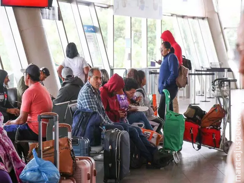 Passageiros aguardam há 24 horas por ônibus na Rodoviária de Campo Grande Passageiros aguardam há 24 horas por ônibus na Rodoviária de Campo Grande