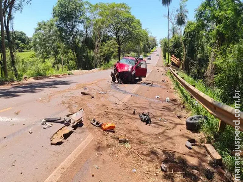 Picape fica destruída ao ser atingida por caminhão em rodovia Picape fica destruída ao ser atingida por caminhão em rodovia