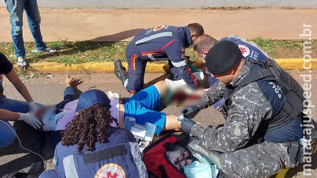Policiais do Choque socorrem vítima de acidente entre carro e moto em Campo Grande