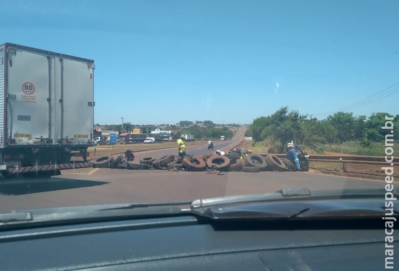 PRF trata queima de pneus como ato de vandalismo e autores não foram identificados PRF trata queima de pneus como ato de vandalismo e autores não foram identificados