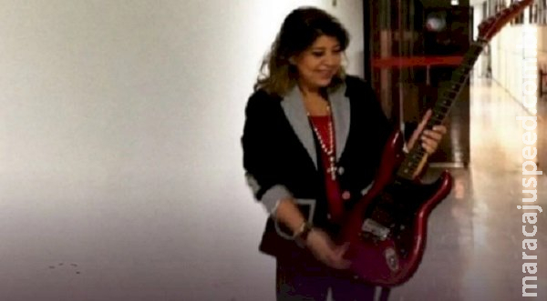Roberta Miranda faz apelo para guitarra extraviada em MS e oferece recompensa Roberta Miranda faz apelo para guitarra extraviada em MS e oferece recompensa