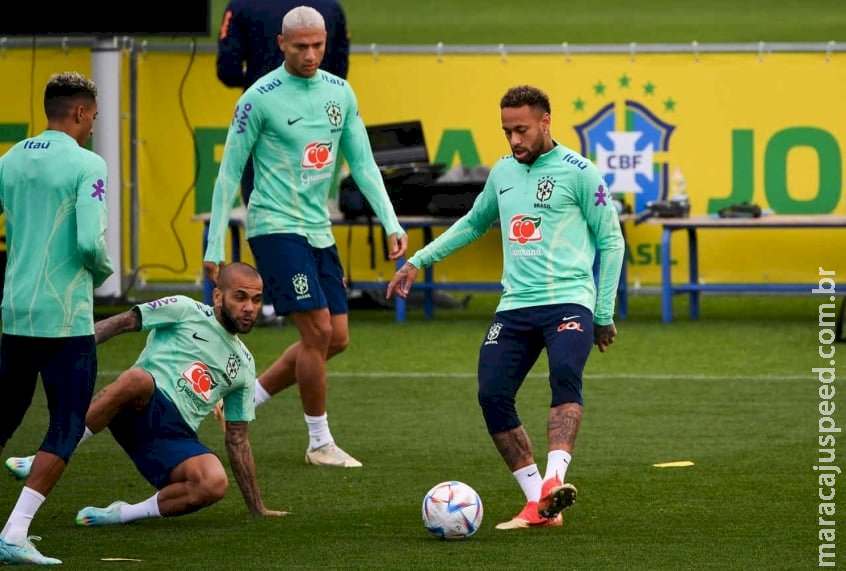 Tite faz testes e esboça times em treino da Seleção Brasileira em Turim