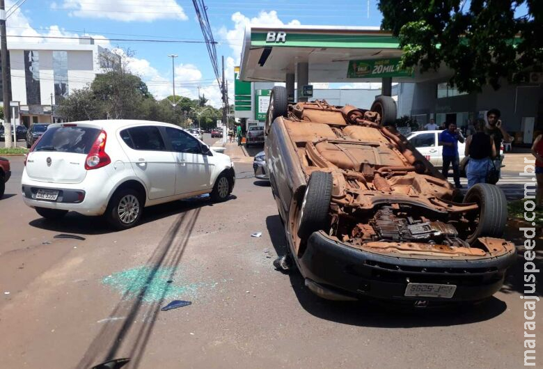 Veículo capota em acidente na região central de Dourados Veículo capota em acidente na região central de Dourados