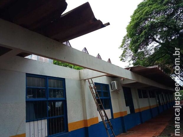 Ventania destelha escola em distrito de Dourados Ventania destelha escola em distrito de Dourados