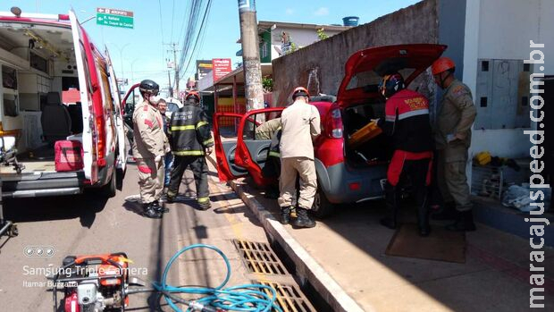 Acidente grave deixa motorista presa em veículo na Avenida Júlio de Castilho Acidente grave deixa motorista presa em veículo na Avenida Júlio de Castilho
