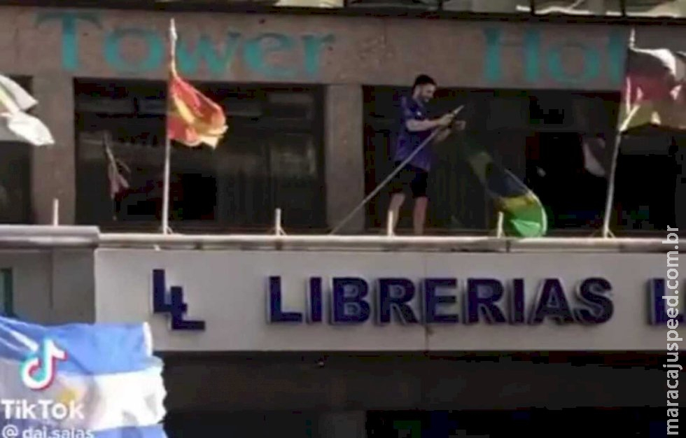 Argentinos vandalizam e queimam bandeira do Brasil em comemoração Argentinos vandalizam e queimam bandeira do Brasil em comemoração