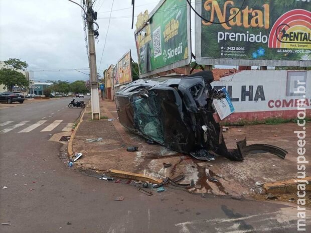 Batida entre dois carros termina em capotamento em Dourados