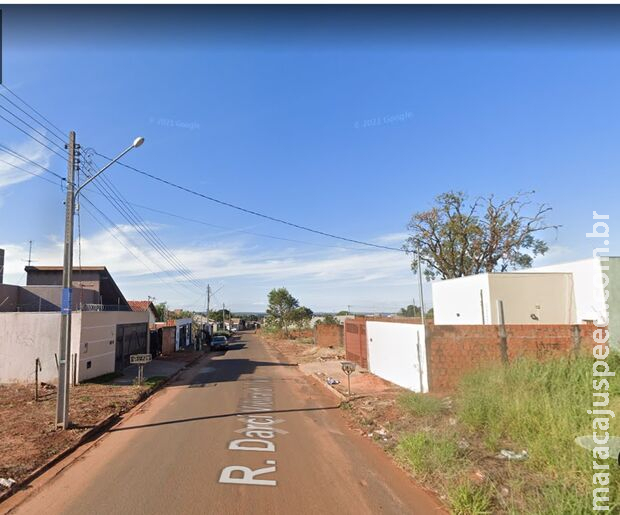 Bêbado, motorista bate caminhonete em portão e foge Bêbado, motorista bate caminhonete em portão e foge
