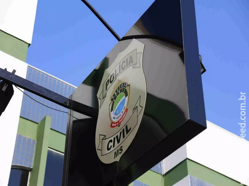 Bêbado, motorista derruba portão de restaurante e tenta dar Bêbado, motorista derruba portão de restaurante e tenta dar
