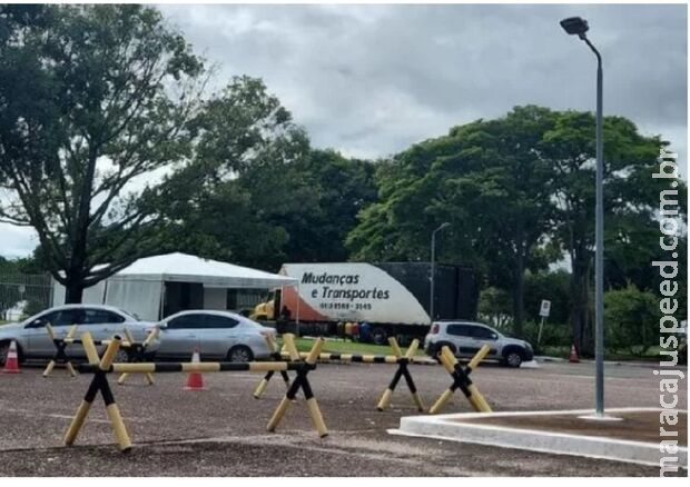 Bolsonaro de mudança: outro caminhão chega ao Palácio do Alvorada Bolsonaro de mudança: outro caminhão chega ao Palácio do Alvorada