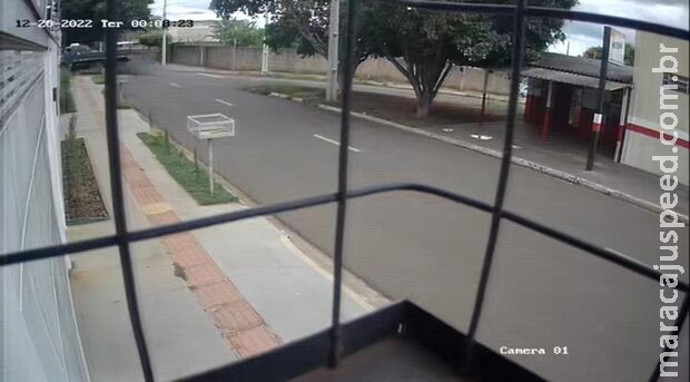 Câmera registrou momento que caminhão invade preferencial e mata motociclista na Salgado Filho Câmera registrou momento que caminhão invade preferencial e mata motociclista na Salgado Filho
