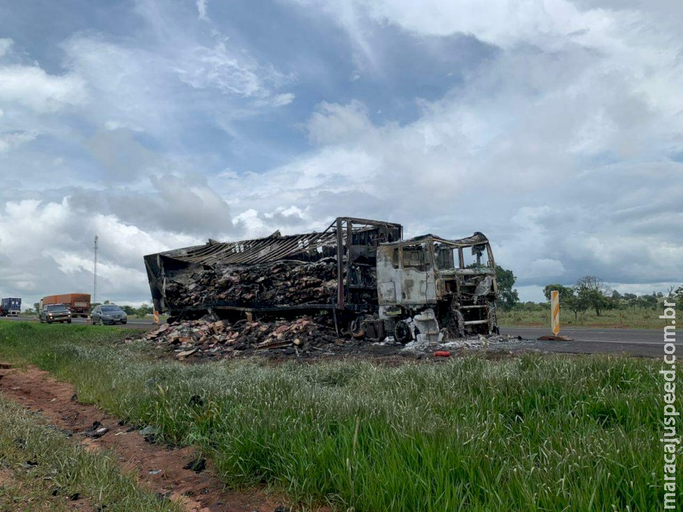 Caminhão carregado com 29 toneladas de carne pega fogo na MS-306