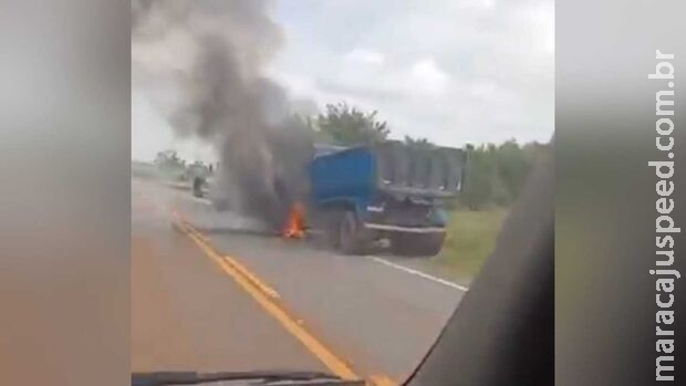 Caminhão pega fogo e assusta motorista em rodovia de Bonito