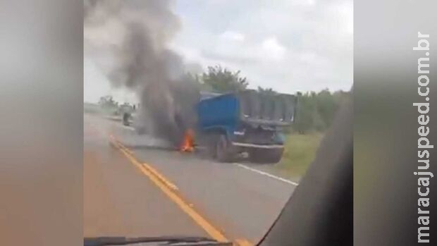 Caminhão pega fogo e assusta motorista em rodovia de Bonito Caminhão pega fogo e assusta motorista em rodovia de Bonito