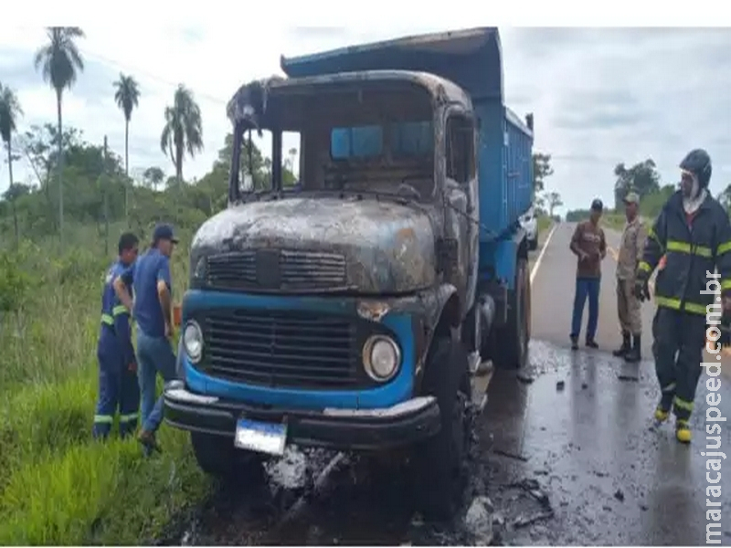 Caminhão pega fogo na MS-178 e suspeita é de pane elétrica