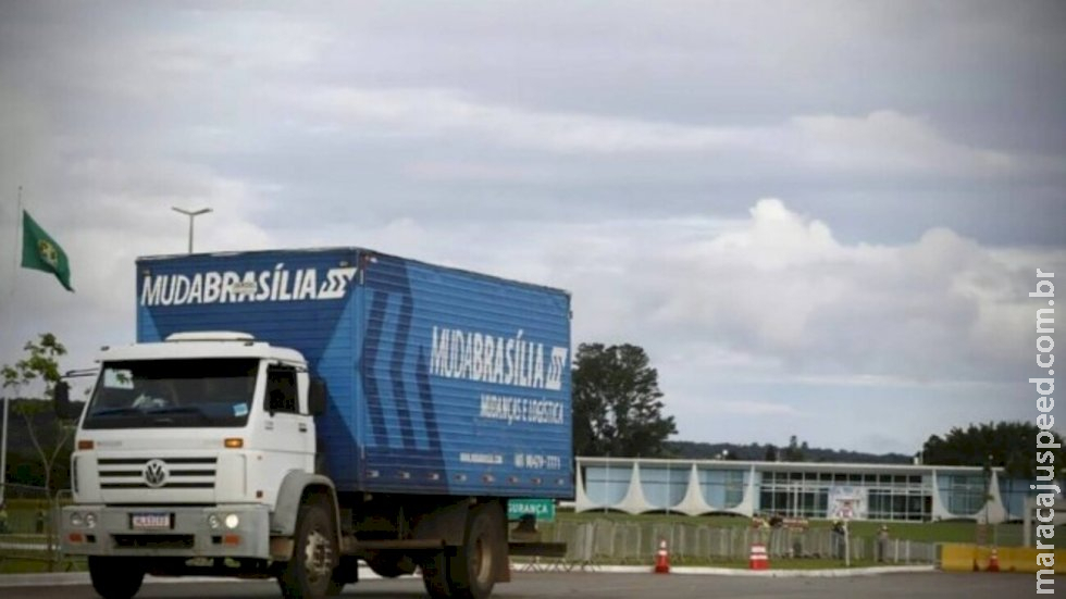 Caminhões de mudança chegam ao Alvorada a 16 dias do fim do mandato de Bolsonaro Caminhões de mudança chegam ao Alvorada a 16 dias do fim do mandato de Bolsonaro