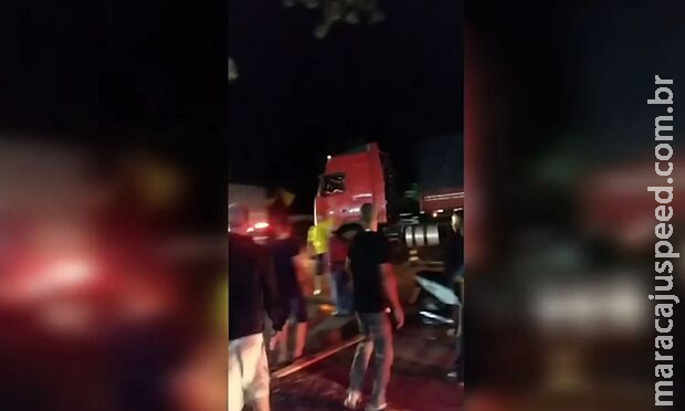 Caminhoneiro fura bloqueio e arrasta mulher durante manifestação em Cacoal