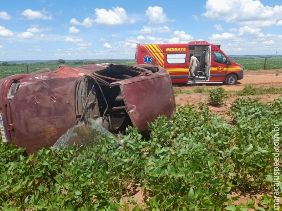 Capotamento termina com ocupantes arremessados para fora de veículo